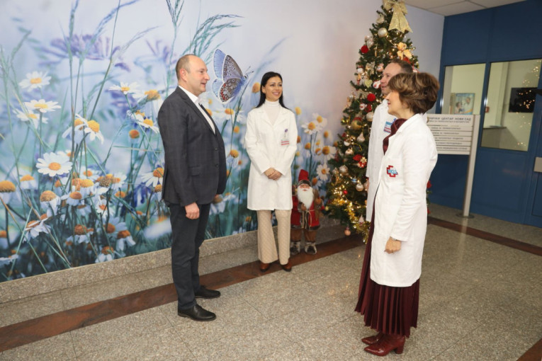 Gradonačelnik Novog Sada obišao Betaniju: Prvoj novosadskoj bebi 300.000 dinara! (FOTO)