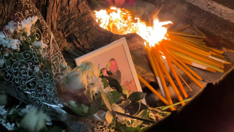 Potresne slike iz Arilja! Građani pale sveće za Ivanu i Peđu: Grad tuguje za ubijenim bračnim parom (FOTO)