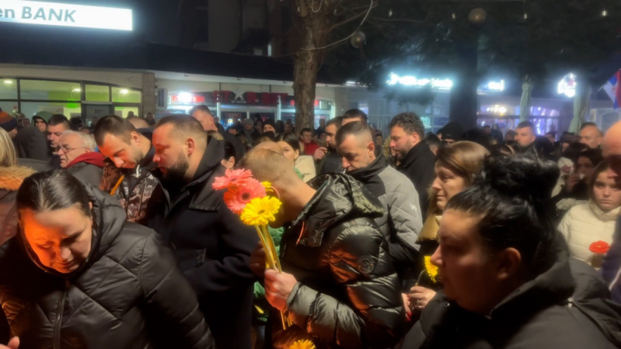 Potresne slike iz Arilja! Građani pale sveće za Ivanu i Peđu: Grad tuguje za ubijenim bračnim parom (FOTO)