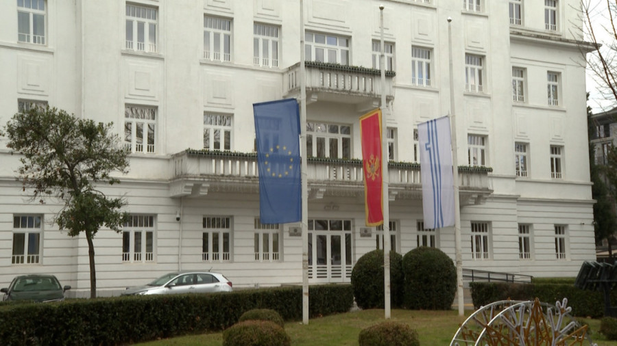 Cetinje oplakuje nedužne žrtve: Građani pale sveće, opraštaju se od tragično nastradalih