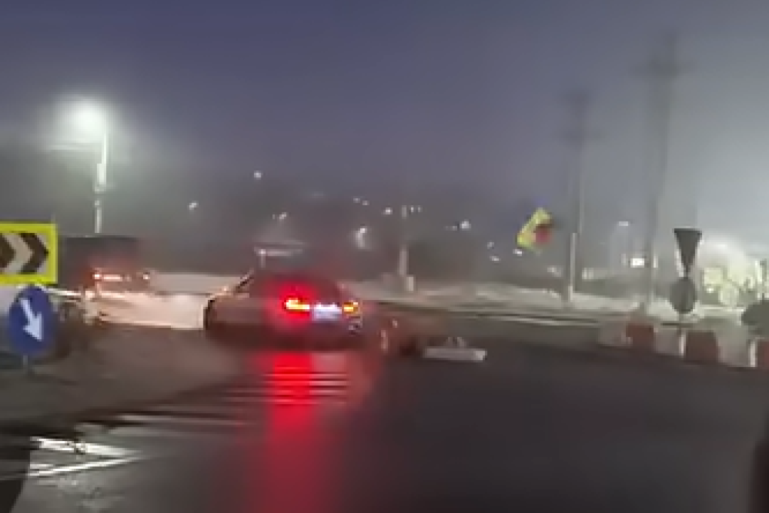 Dvadesetogodišnjak vozio maskirane mladiće u kovčegu: Bizaran snimak osvanuo na internetu (VIDEO)