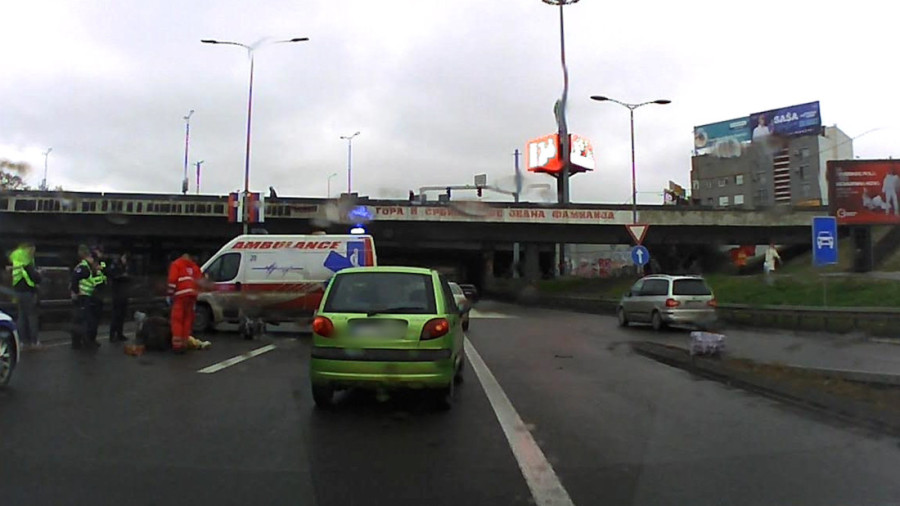 Saobraćajna nezgoda na Autokomandi: Čovek povređen na putu! (FOTO/VIDEO)