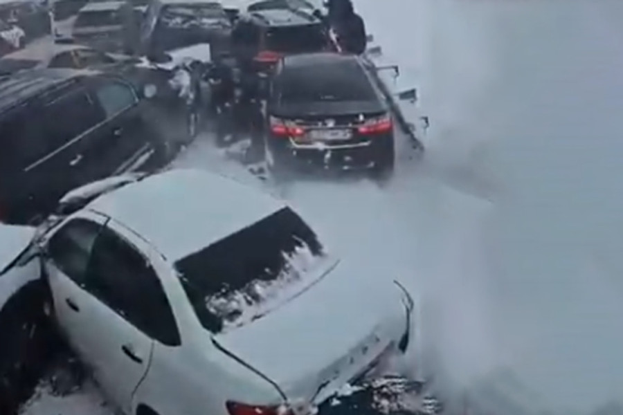 Nezapamćen haos na auto-putu: U lančanom sudaru učestvovalo skoro sto vozila! (VIDEO)