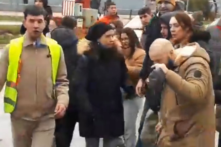 Pretučen čovek u Novom Sadu, i to pred ćerkom koja vrišti od straha! Jeziv snimak sa protesta (VIDEO)