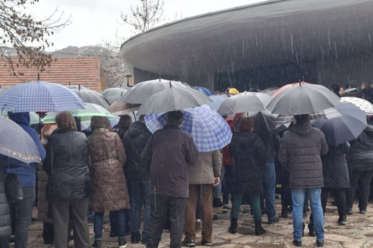 Nebeske suze čiste put ka raju za stradale Vuletiće! Sahranjeni Vukan (9), Jovan (14) i njihov stric: U kapeli odzvanjali jecaji (FOTO)