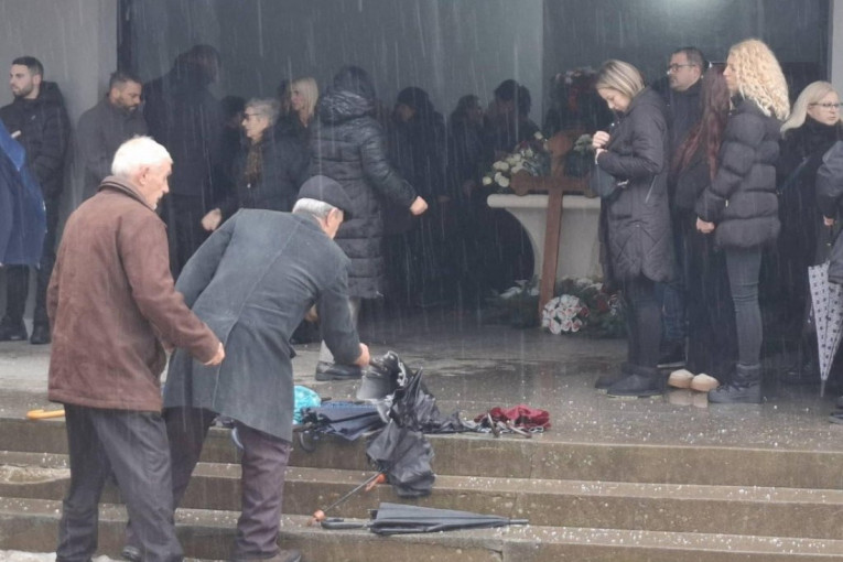 Nebeske suze čiste put ka raju za stradale Vuletiće! Sahranjeni Vukan (9), Jovan (14) i njihov stric: U kapeli odzvanjali jecaji (FOTO)