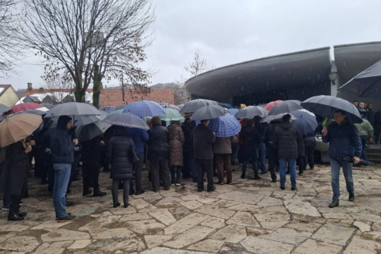 Nebeske suze čiste put ka raju za stradale Vuletiće! Sahranjeni Vukan (9), Jovan (14) i njihov stric: U kapeli odzvanjali jecaji (FOTO)