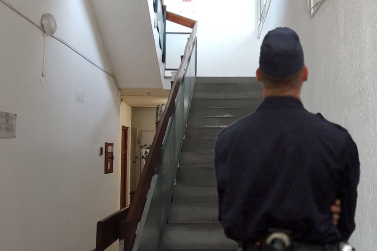 Pomahnitala starica! Napala doktorku, izujedala policajca