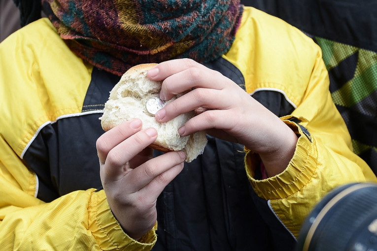 Česnica kao sastavni deo Božića: Kakvi su običaji širom Srbije i kako se priprema pogača u koju se stavljaju novčići, dren i kukuruz