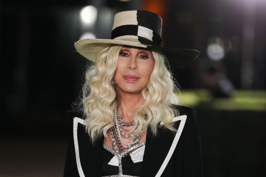 Šer udovoljava četiri decenije mlađem dečku: Njena porodica na rubu očaja zbog veze sa reperom