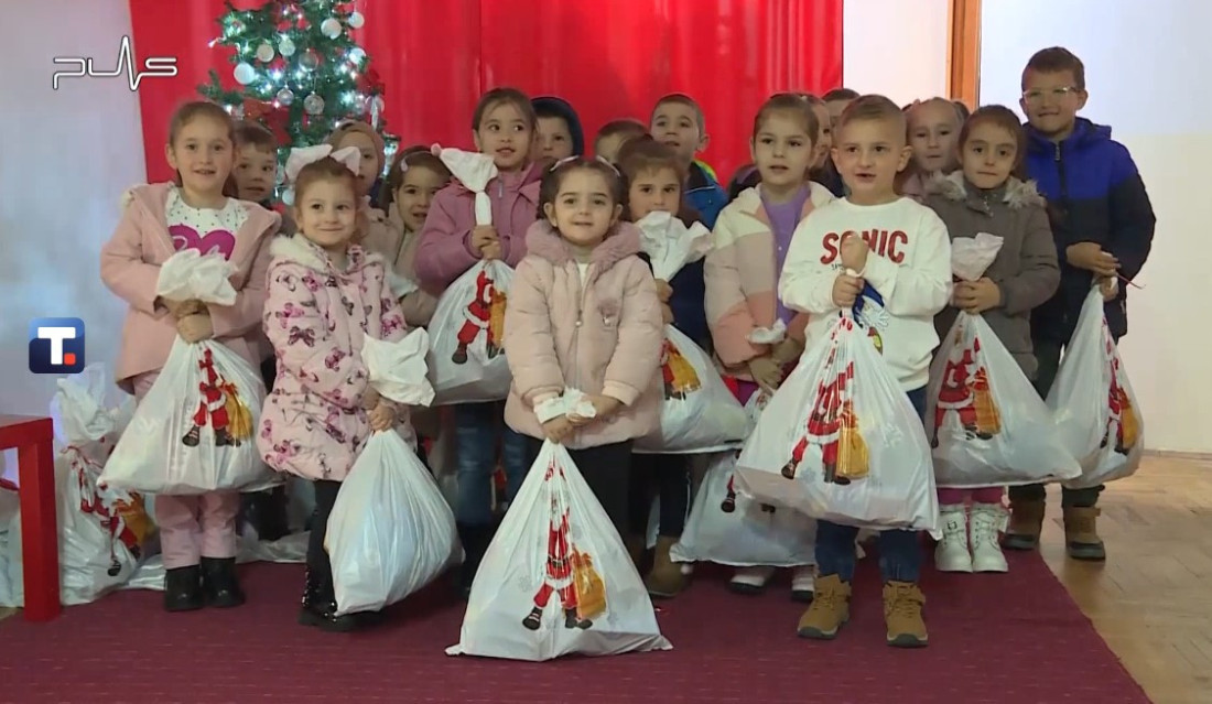 Deci u Kosovskoj Kamenici uručeni novogodišnji paketići: Dar predsednika Vučića
