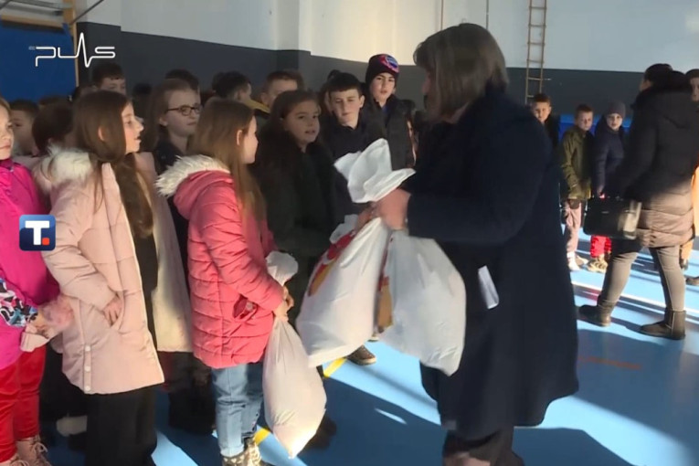 Deci u Kosovskoj Kamenici uručeni novogodišnji paketići: Dar predsednika Vučića