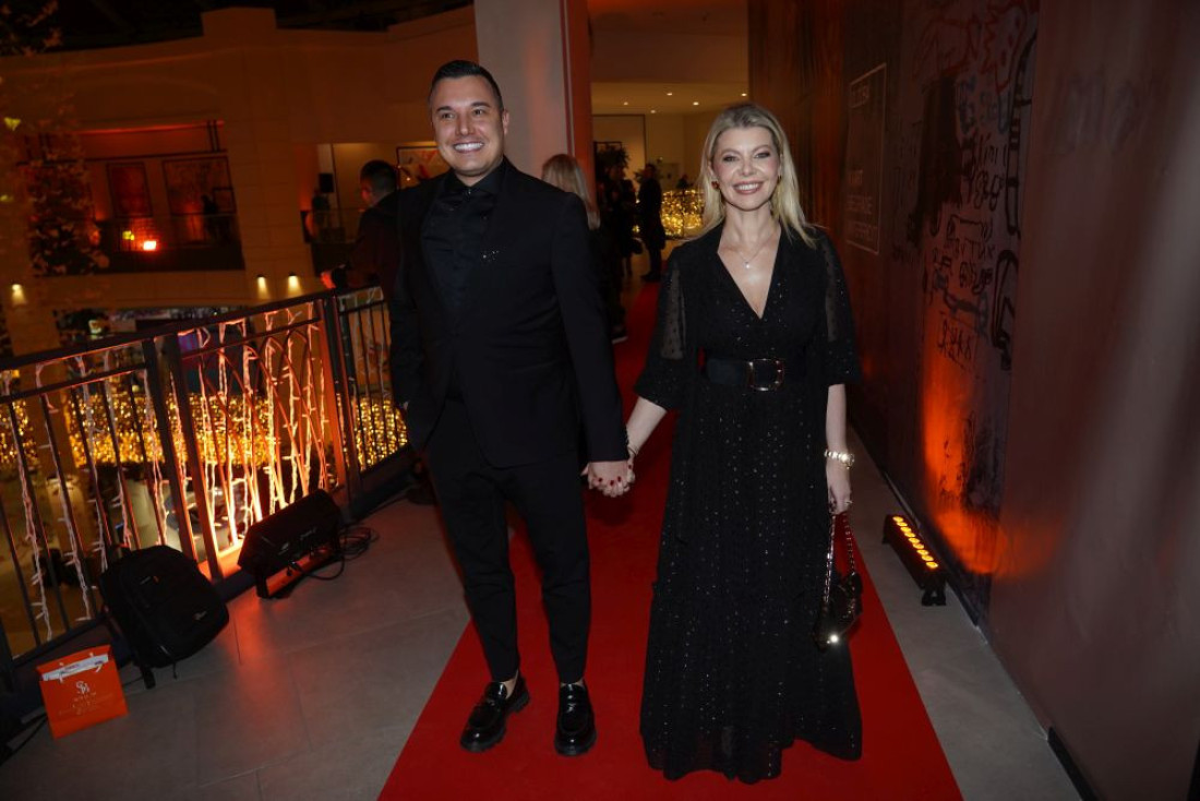 Danijela Karić proslavila rođendan! Zaigrala mužu trbušni ples pred svima, a prošle godine mu rodila dete u petoj deceniji