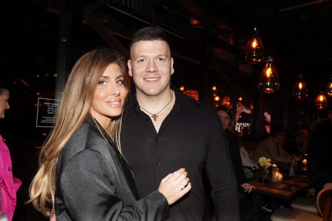 Uhvaćeni u prisnom izdanju! Zoi nakon Čening Tejtuma uživa sa zgodnim glumcem! (FOTO)