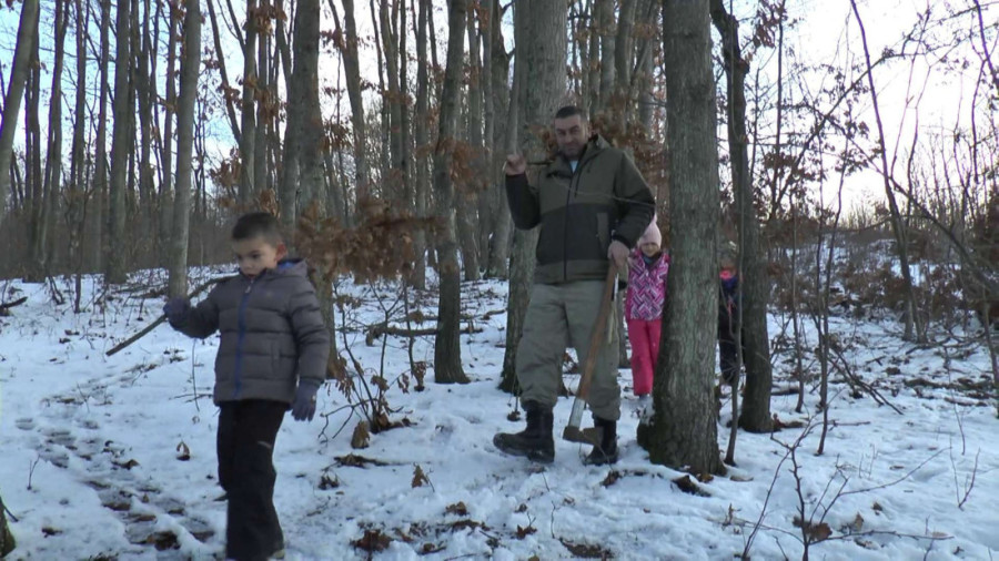 Truba svira dok domaćice spremaju trpezu, a domaćini donose badnjak: Praznično u Dragačevu (FOTO)