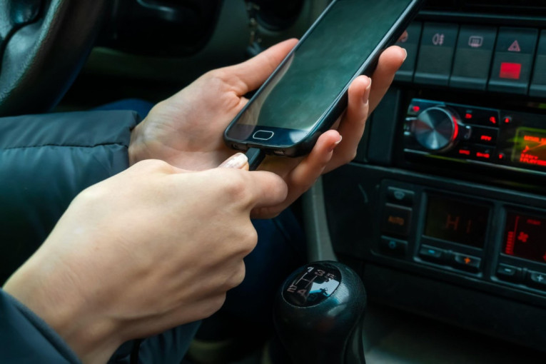 Istina će mnoge da iznenadi: Da li smete da koristite telefon dok je na punjaču?