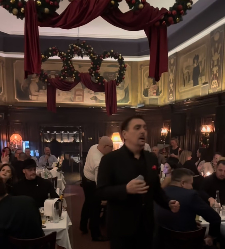 Igor Kojić uživa sa 15 godina mlađom suprugom, dok im Keba peva na uvce: Razmenjuju nežnosti pred svima