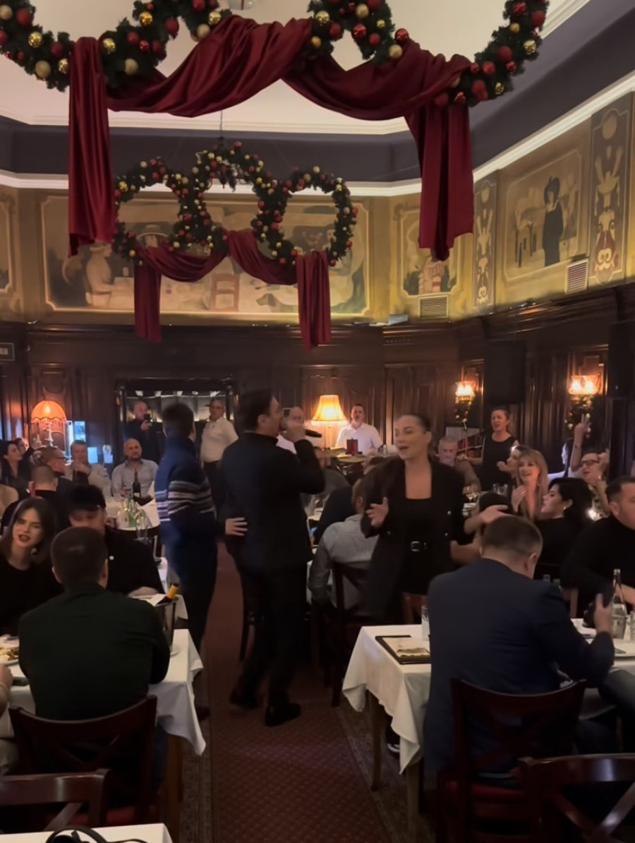 Igor Kojić uživa sa 15 godina mlađom suprugom, dok im Keba peva na uvce: Razmenjuju nežnosti pred svima