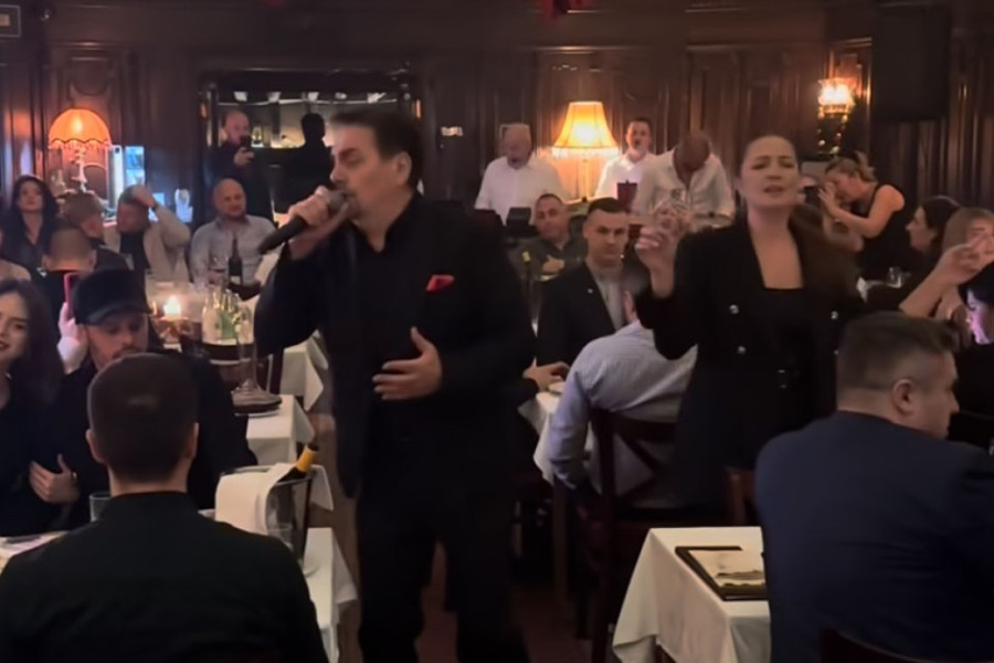 Igor Kojić uživa sa 15 godina mlađom suprugom, dok im Keba peva na uvce: Razmenjuju nežnosti pred svima