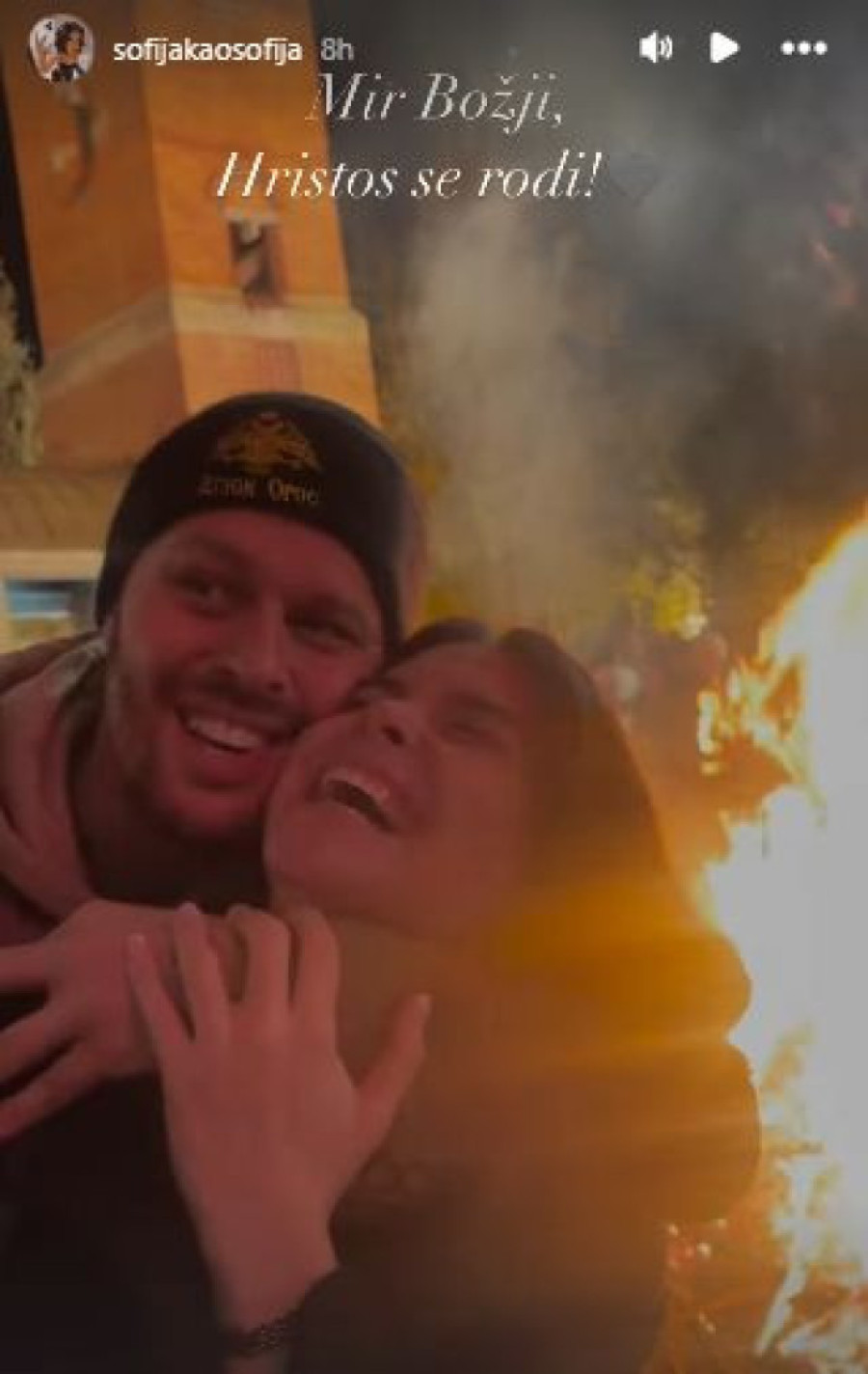 Igor Kojić u noćnom provodu sa suprugom: Novopečeni bračni par uživa, a sve oči su uprte u Sofijinu minijaturnu haljinu