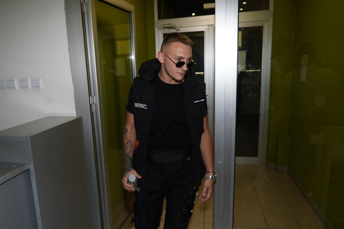 Pozira u zlatnom miniću! Dragana Mićalović u nikad viđenom izdanju (FOTO)