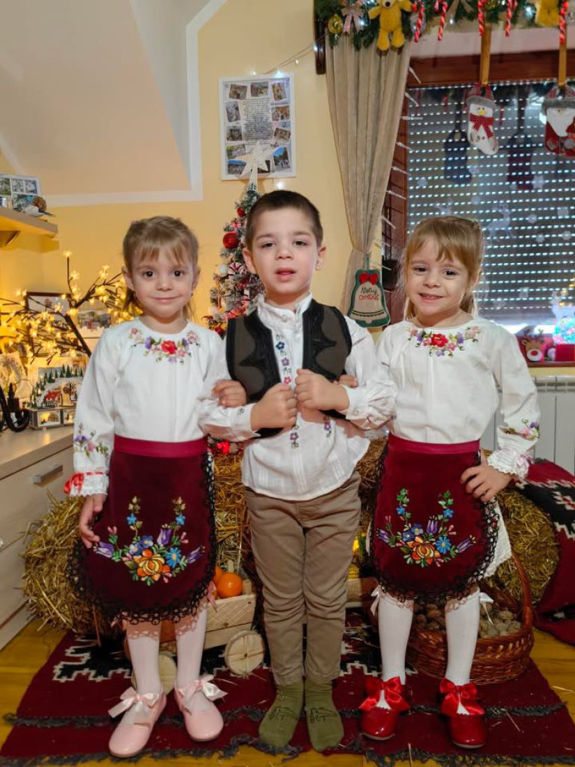 Prelepa praznična slika iz doma Đukića kod Požege: Marija i Nebojša svoju decu odmalena uče srpskim običajima i tradiciji (FOTO)