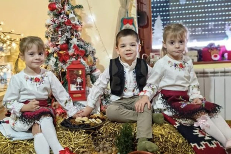 Prelepa praznična slika iz doma Đukića kod Požege: Marija i Nebojša svoju decu odmalena uče srpskim običajima i tradiciji (FOTO)
