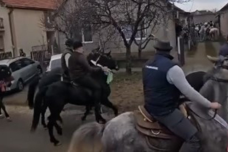 Da li ste čuli za "teranje Božića"? Konjanici obilaze kuće, domaćini ih dočekuju darovima (VIDEO)
