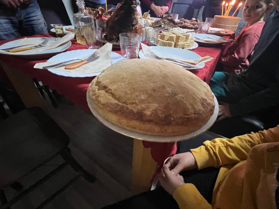 Porodica i ljubav nikad ne izlaze iz mode: Vasovići iz sela Skakavci kod Kosjerića po starim običajima slave Božić (FOTO)