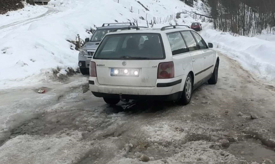 Vozači morali da izađu napolje i sekirama razbijaju led: Teško stanje na prilaznom putu do nekoliko sela u Crnoj Gori