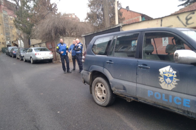 Kosovska policija upala u prostorije Poreske uprave u Severnoj Mitrovici (FOTO)