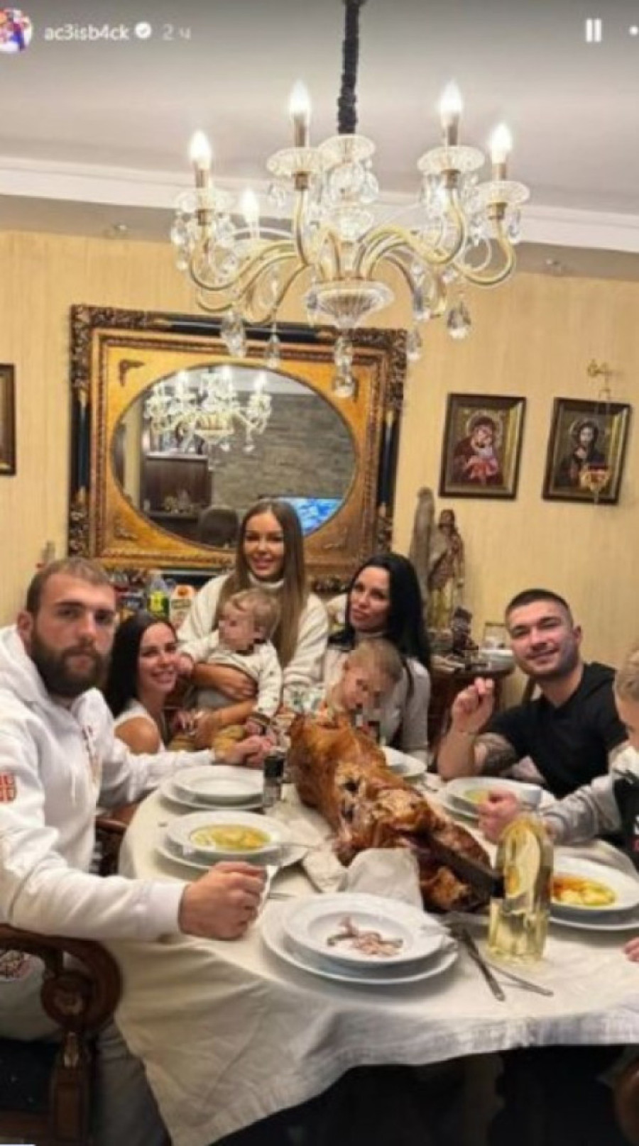 Ražnatovići i Šijani zajedno slave Božić! Sestre Rodić sa sinovima, a na stolu prase (FOTO)