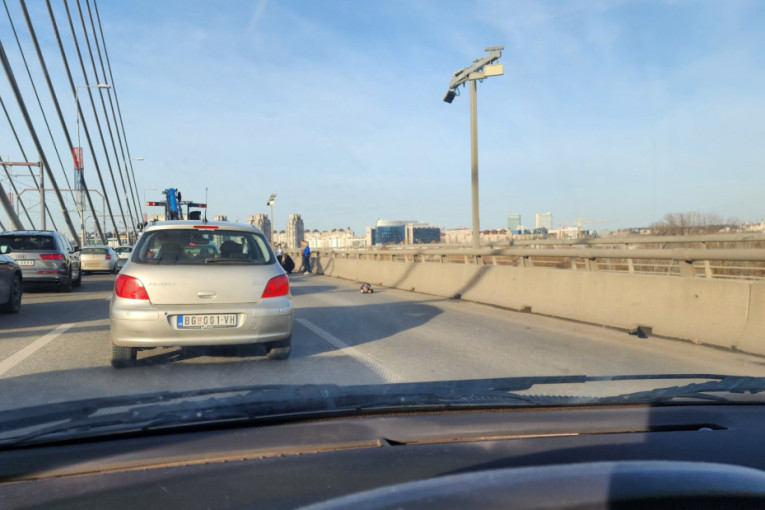 Gori plastika na šinama na mostu na Adi, tramvaji stoje