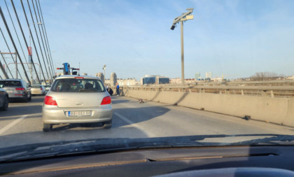 Čovek (84) pravio haos na Mostu na Adi: Ono što je uradio razbesnelo je sve!