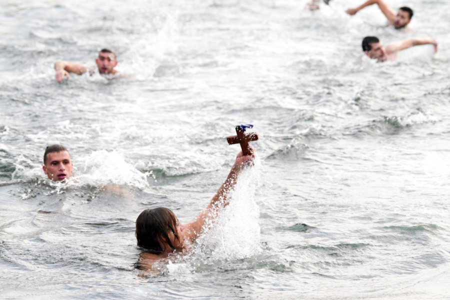 Kakav gest na Bogojavljenje u Čačku: Plivao za Časni krst, a kad je izašao iz vode, uradio nešto neočekivano! (FOTO)