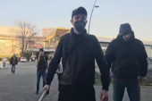 "Evo, ja sam tu, udrite!": Hrabra majka stala ispred maskiranih huligana da brani sina! (VIDEO)