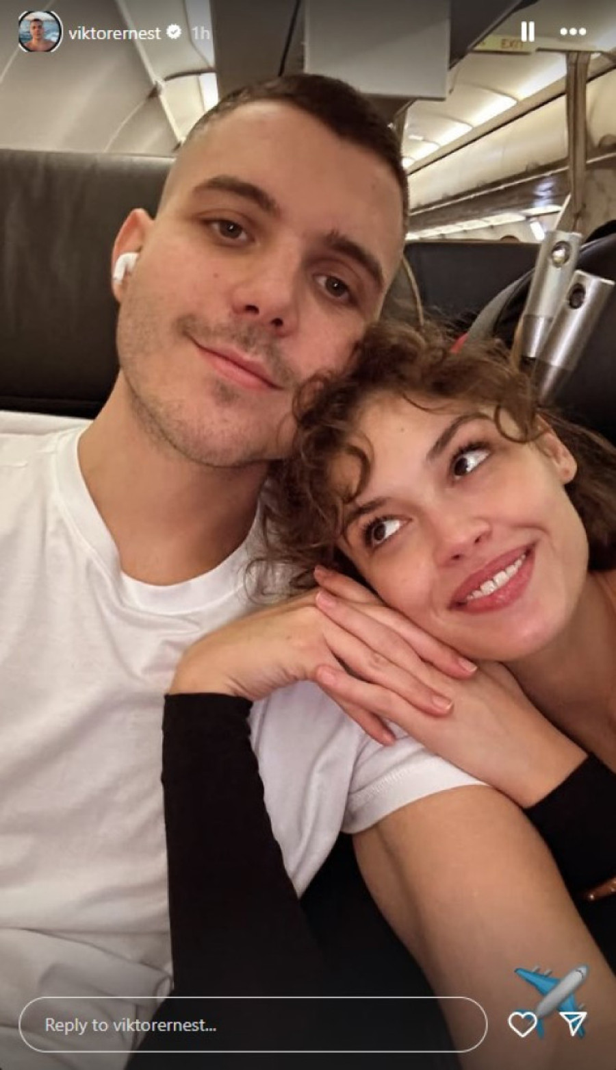 Viktor Živojinović u zagrljaju devojke: Fotografisali se u ovom prevoznom sredstvu, osmeh ne skidaju sa lica (FOTO)