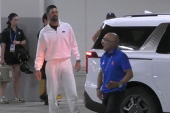 Đoković u belom stigao na stadion: Nole uzeo ranac i krenuo na teren, a razlog je fenomenalan (VIDEO)