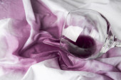 Prosuli ste vino po omiljenom stolnjaku za Božić? Ne brinite, ako brzo odreagujete uz ovaj trik neće ostati fleka