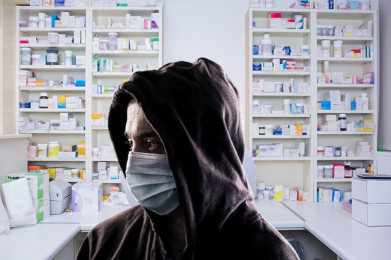 Udes na Ibarskoj! Automobil razvaljen, srča svuda po putu! (VIDEO)