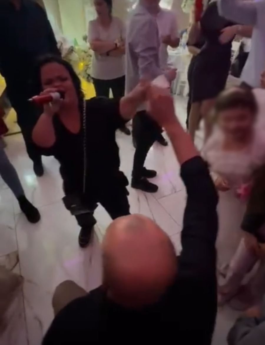 Ona će pola estrade da pošalje u penziju: Ovo je nova kraljica bakšiša, publika u transu samo vadi "lovu"