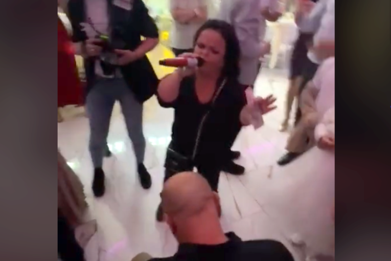 Ona će pola estrade da pošalje u penziju: Ovo je nova kraljica bakšiša, publika u transu samo vadi "lovu"