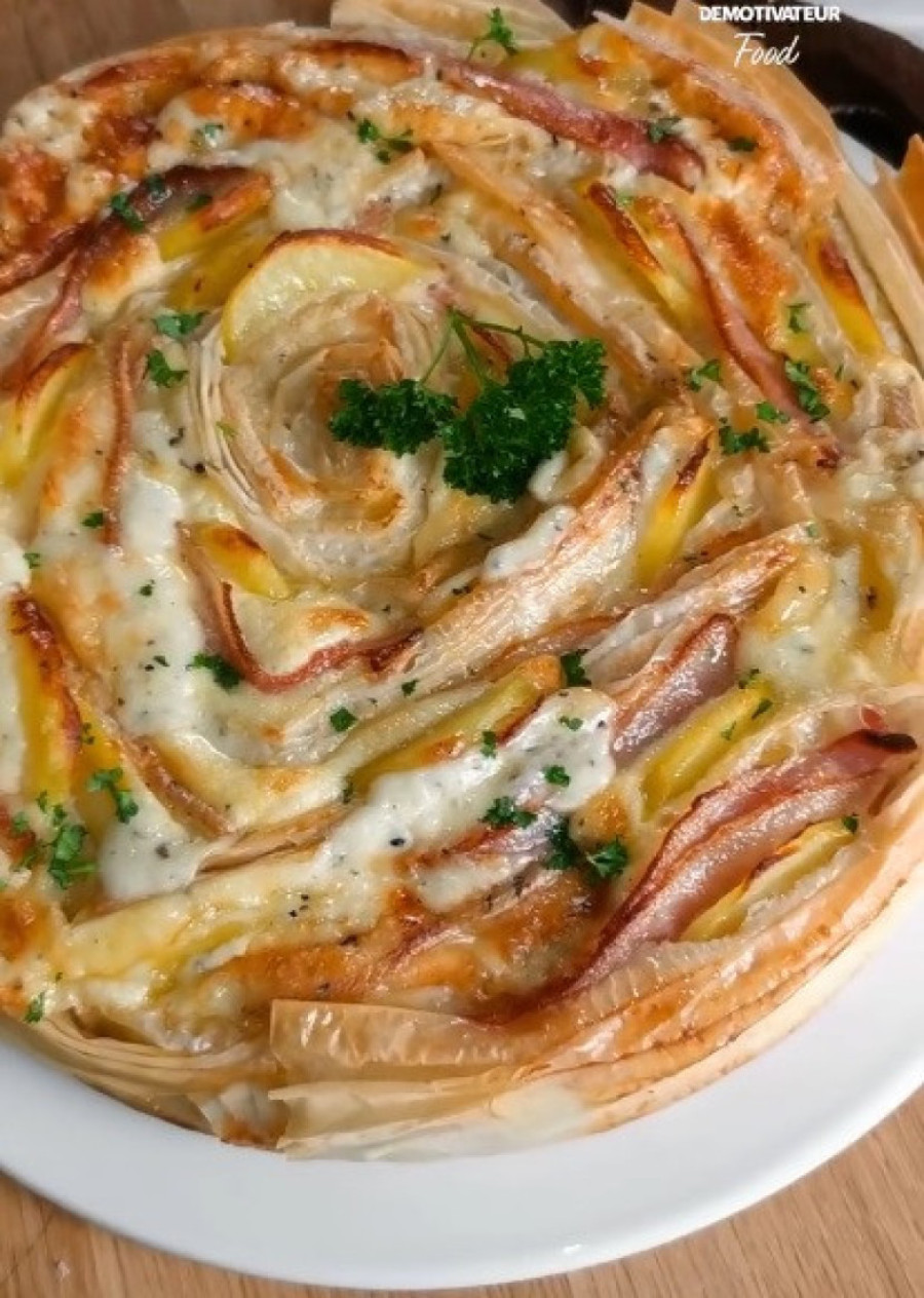 Recept dana: Spiralna pita sa topljenim sirom i slaninom - spakuješ, zaliješ i samo gurneš u rernu (VIDEO)