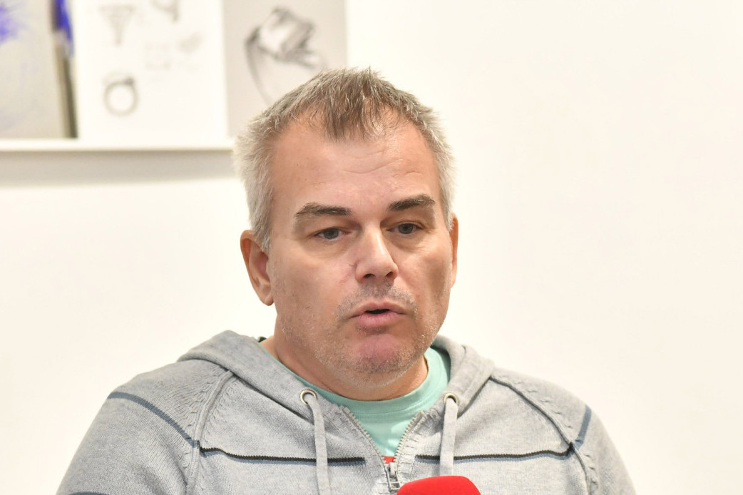 Ko je Darko Šper sa kojim takozvani studenti dogovaraju destabilizaciju države? Mrzi SPC i žigoše Srbe kao genocidan narod