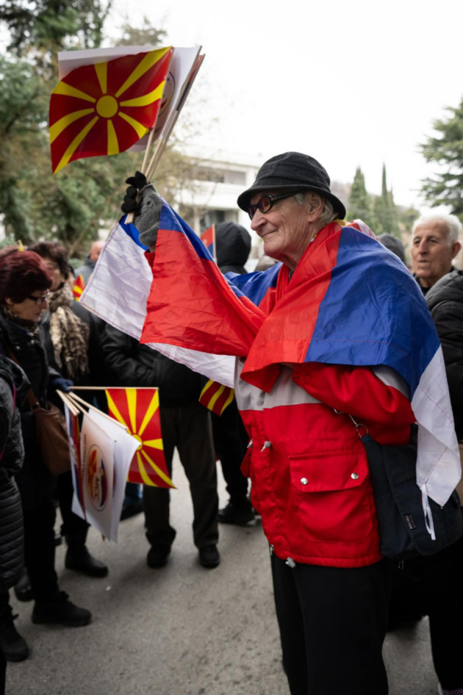 Građani Makedonije pružili podršku politici predsednika Vučića ispred ambasade Srbije (FOTO)
