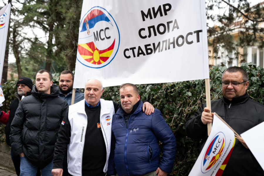 Građani Makedonije pružili podršku politici predsednika Vučića ispred ambasade Srbije (FOTO)