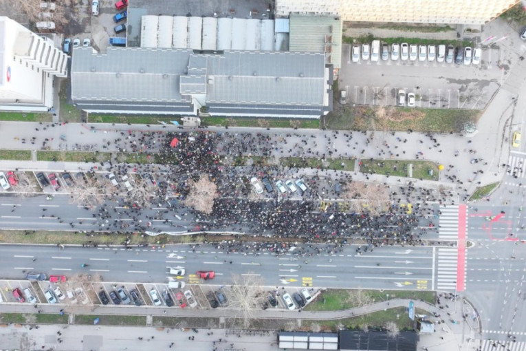 Evo koliko je zaista bilo "studenata" ispred zgrade BIA u Novom Sadu (FOTO)