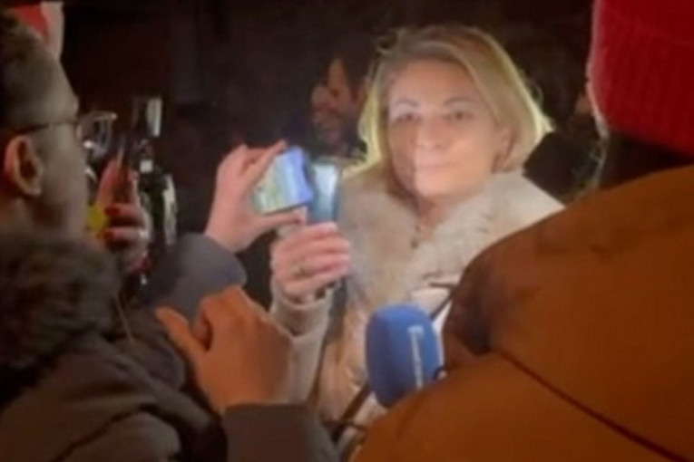 Skandal! Ispred Pravnog fakulteta opozicioni aktivisti napali ekipu Novosadske TV! (VIDEO)