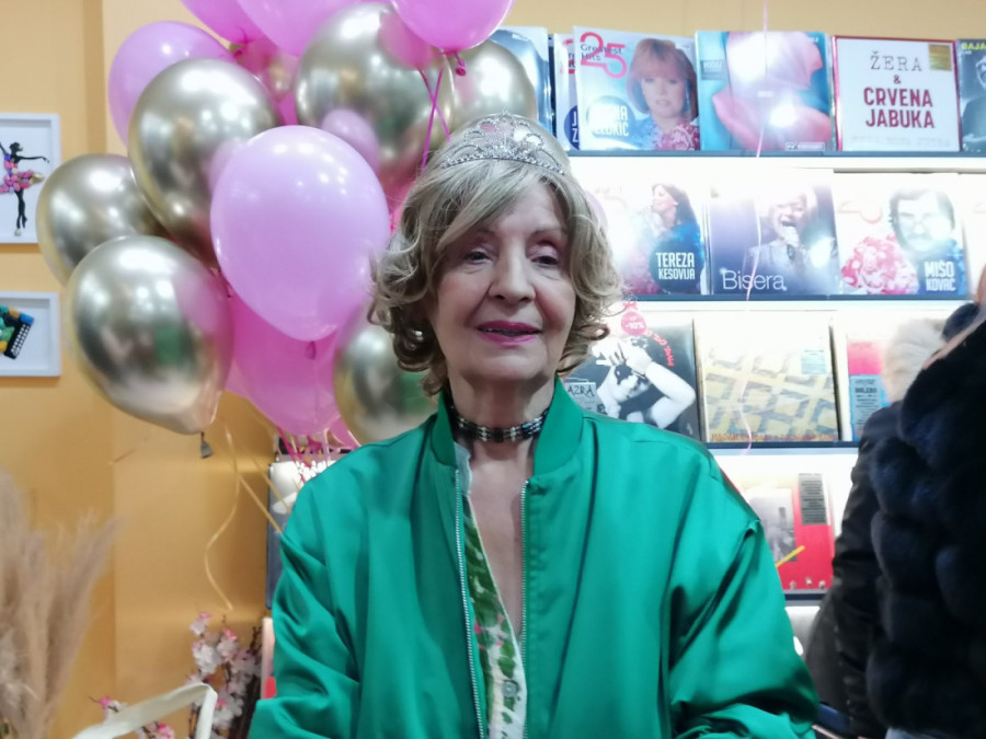 "Ne trčimo mi u krevet!" Lepa Lukić (85) progovorila o novom dečku, evo koliko je on stariji od pevačice
