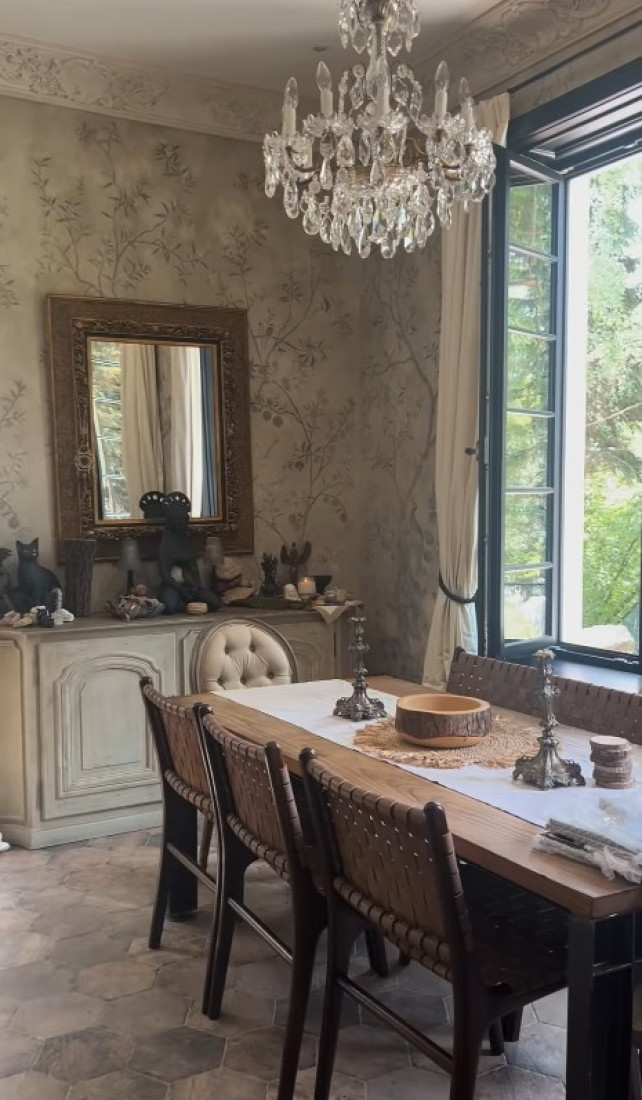 Pleše kraj litice! Elena Karaman otputovala iz Srbije: Uživa na dalekoj destinaciji (FOTO)